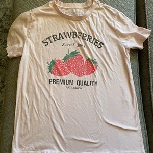 Junior’s pink strawberry tee